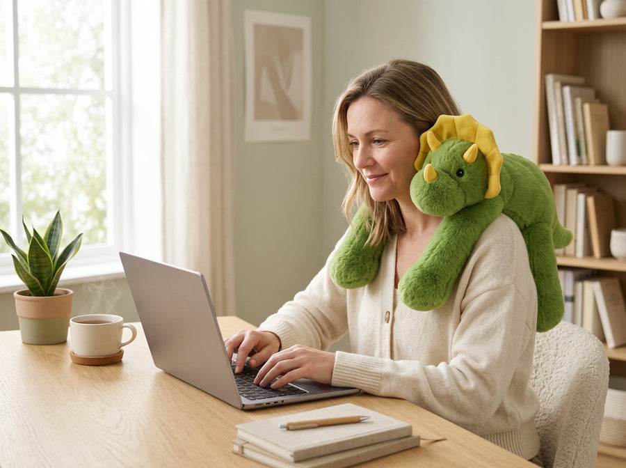 Femme au bureau avec CALMIO Zino le Dinosaure sur les épaules